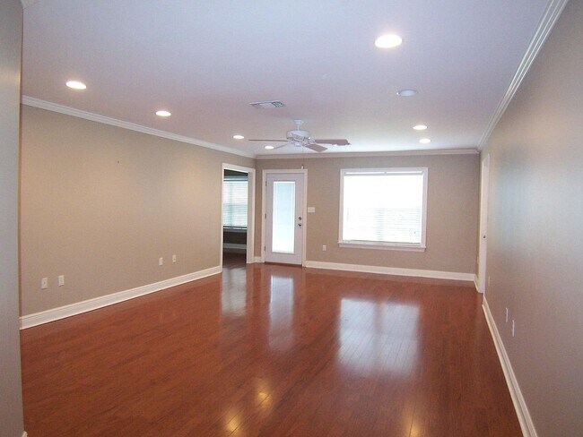 Foto del edificio - 127 Huntington Dr