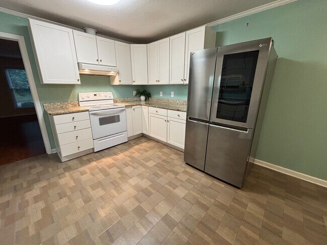 Foto del edificio - MOVE-IN READY IN FOREST ACRES!