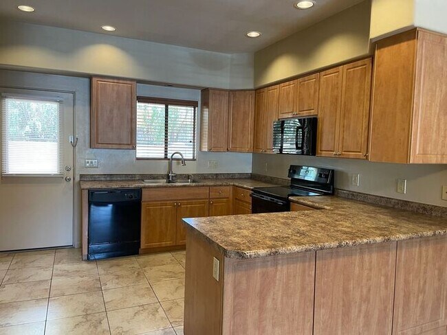 Foto del edificio - Popular 2BR/2.5BA 2 Story Townhome conveniently located close to PCC, U of A!