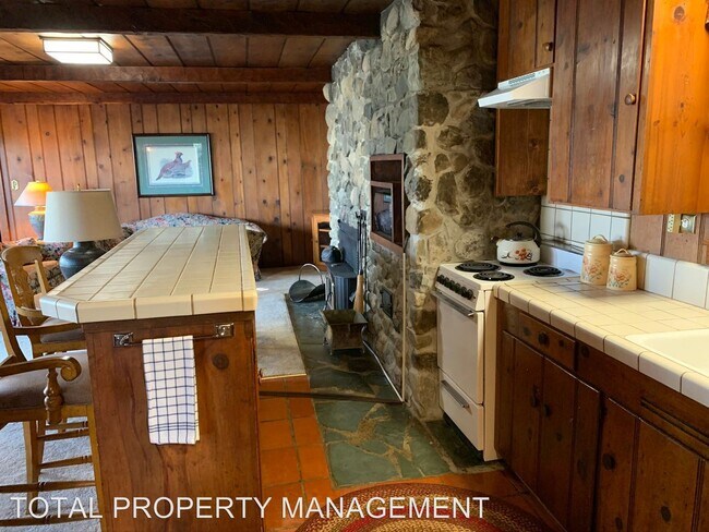 Building Photo - 2 br, 1 bath House - 400 SURMONT DR