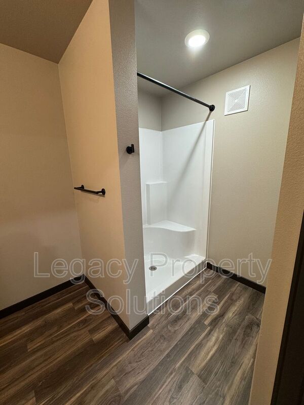 Primary Photo - 220 E Greenfield Ln