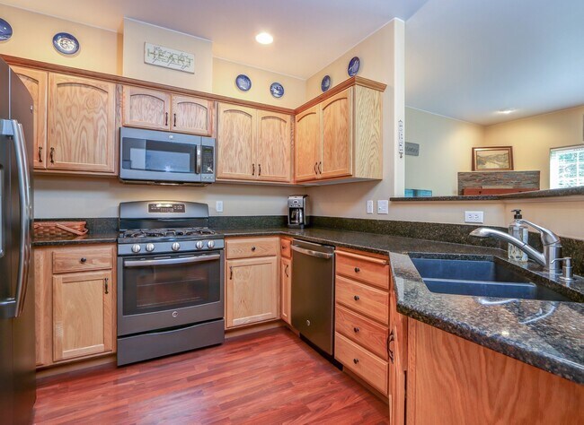 in town Kingston 3 bedroom townhome now av... - in town Kingston 3 bedroom townhome now av...