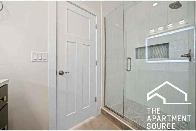 Building Photo - 2811 W Jackson Blvd