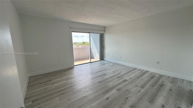 Building Photo - 9359 Fontainebleau Blvd