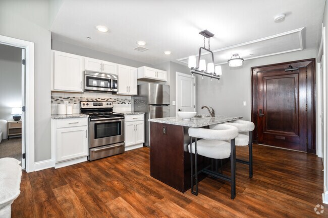 2 habitaciones, 2 baños - 1010 pies cuadrados - Estilo 14 - Comedor - Residences at Leader