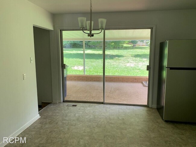 Building Photo - 3 br, 2 bath House - 2018 Chambers Dr  NE