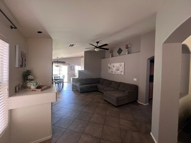Foto del edificio - 8021 W Joedad Terrace