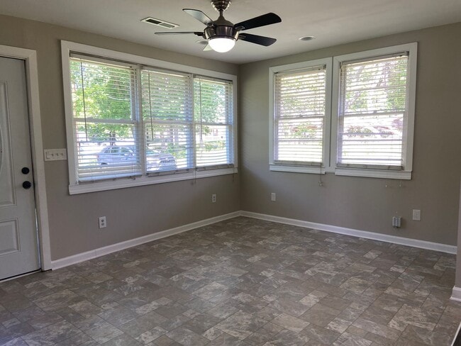 Building Photo - 2 Bedroom, 1 Bathroom House in Greensboro