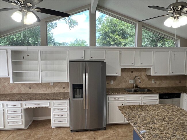 Foto del edificio - 1318 Pinecroft Dr