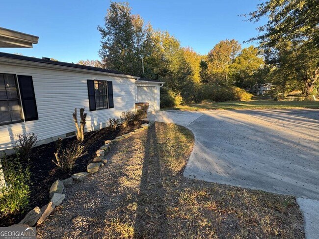 Building Photo - 4044 Friendship Rd