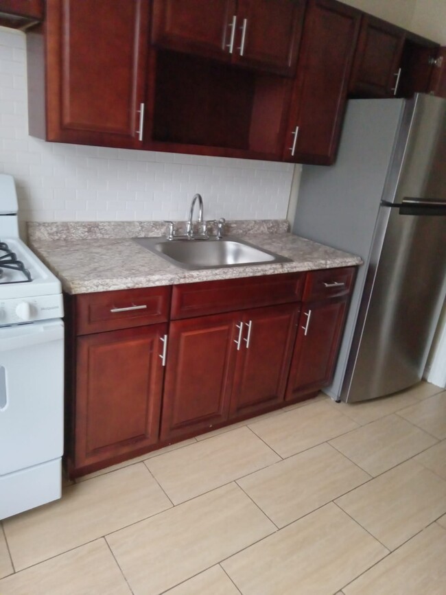 Foto del edificio - 1136 White Plains Rd