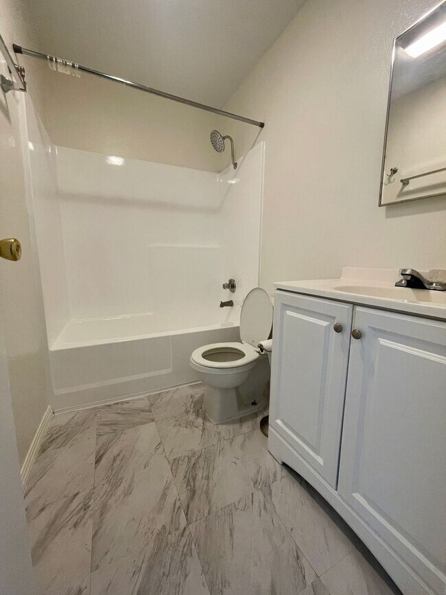 Foto del edificio - Specious 2 Bedrooms 1 Bathroom with Parking!