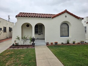 Building Photo - 1424 E Poinsettia St