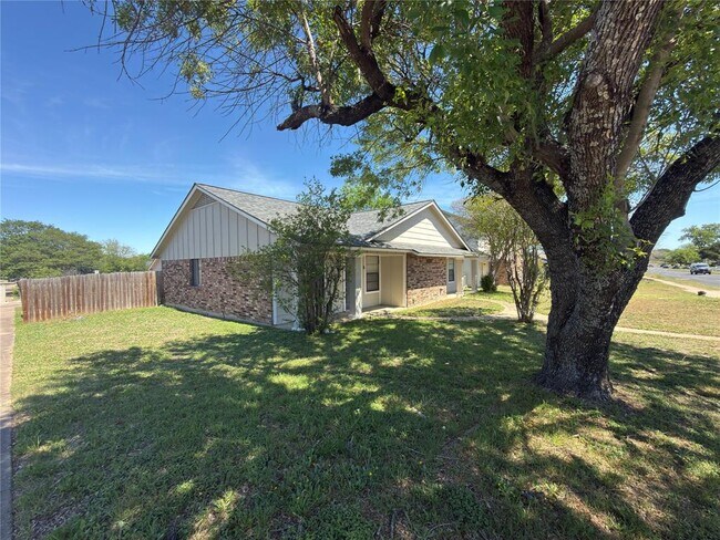 Foto del edificio - 1614 W Braker Ln