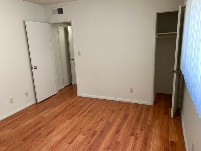 Building Photo - 1411 N Poinsettia Pl