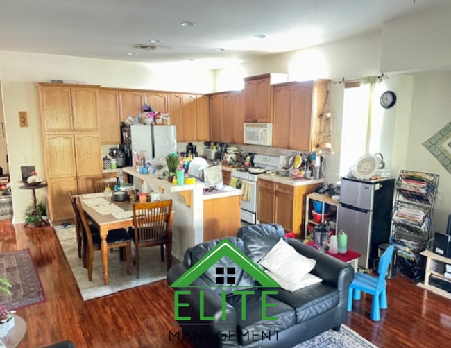 Building Photo - **A beautifully maintained single-family h...