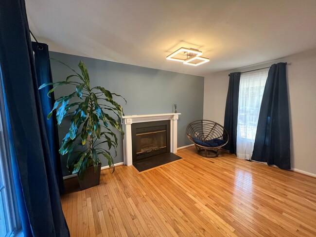 Building Photo - Newly Renovated 4 BR/3.5 BA Townhome in Su...