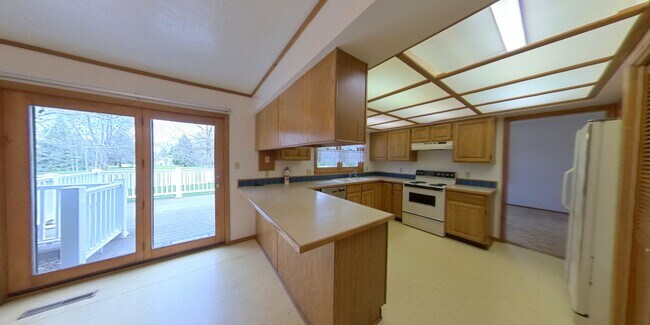 Building Photo - 5 bedroom 3.5 bath home near Morning Star