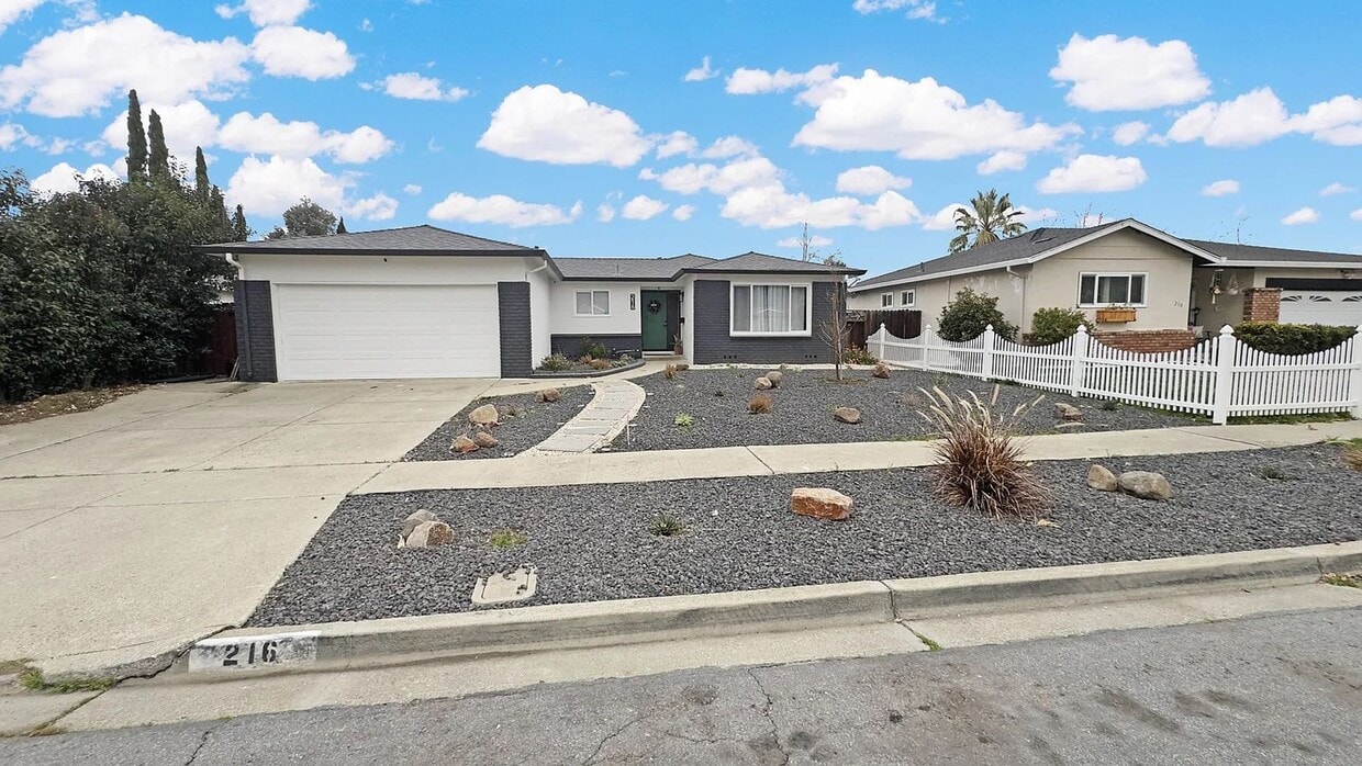 Foto principal - REMODELED 3 Bed 2 Bath Gorgeous home in Pi...