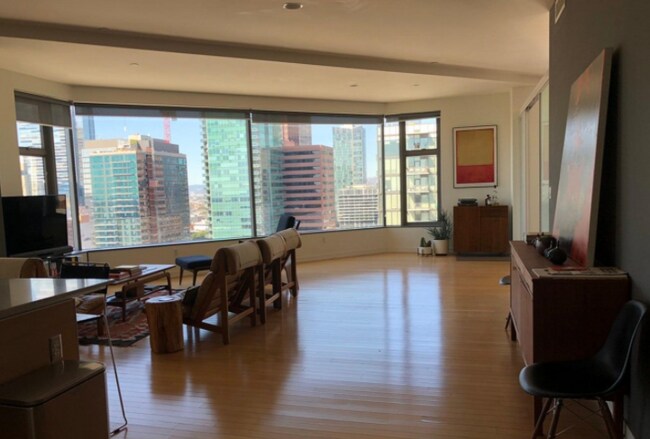 Entrada - 801 S Grand Ave