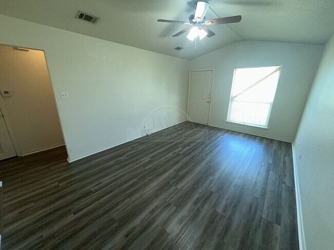 Foto del edificio - ***2-Weeks Free Rent***1011 Industrial Ave, Copperas Cove