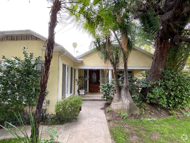 Building Photo - 2306 Beachwood Dr