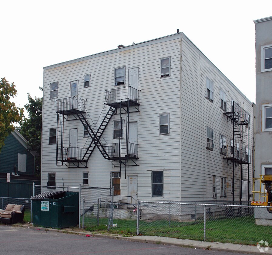 Building Photo - 3 Lake St