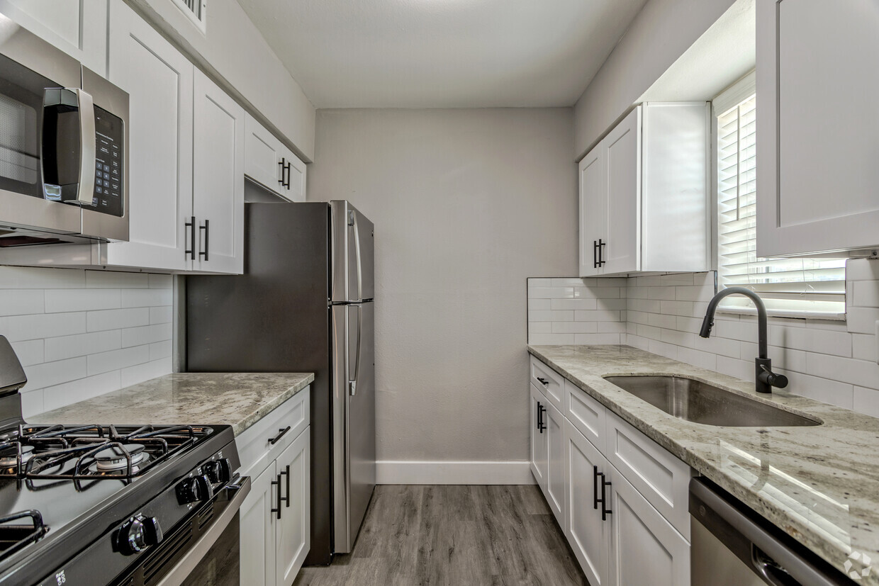 2BR, 2BA - 880 SF - Kitchen - The Wexler