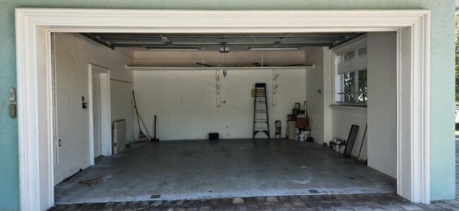 Cochera - 1066 SE Saint Lucie Blvd