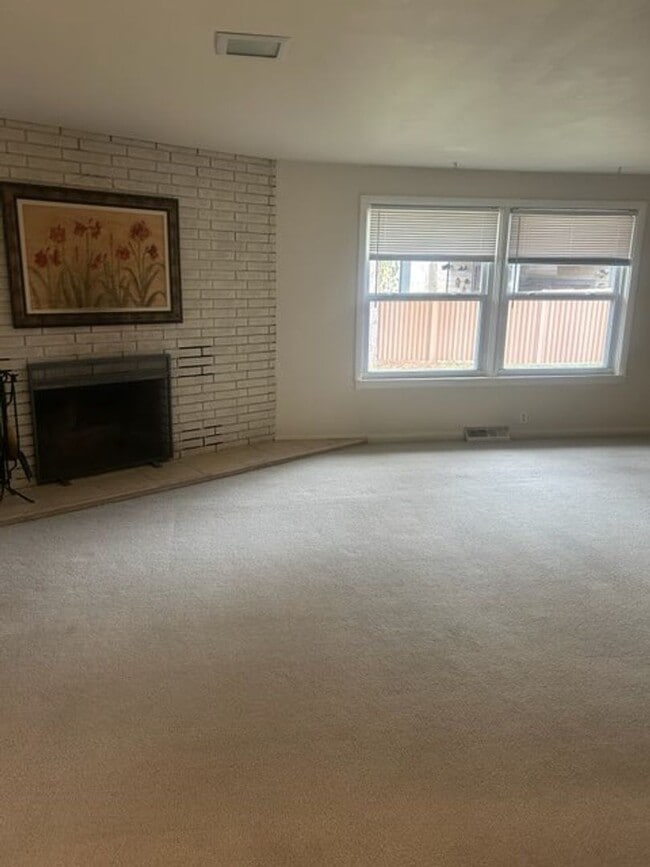 Building Photo - 3 Bedroom, 1 Bath home located in Glenwood Springs.