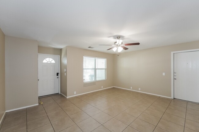 Foto del edificio - 3235 Dartmouth Field Ln