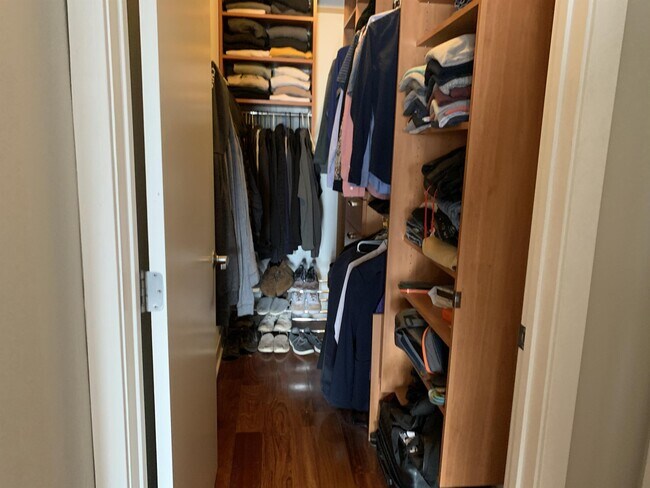 Foto del edificio - 651 N Milwaukee Ave