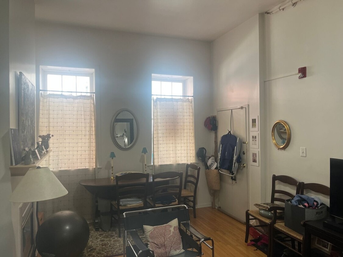 Primary Photo - Bright Old City Loft