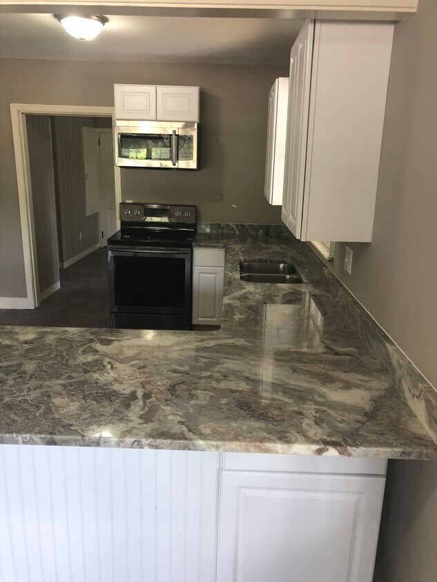 Building Photo - Newly Renovated 3 Bedroom Home Close to Do...