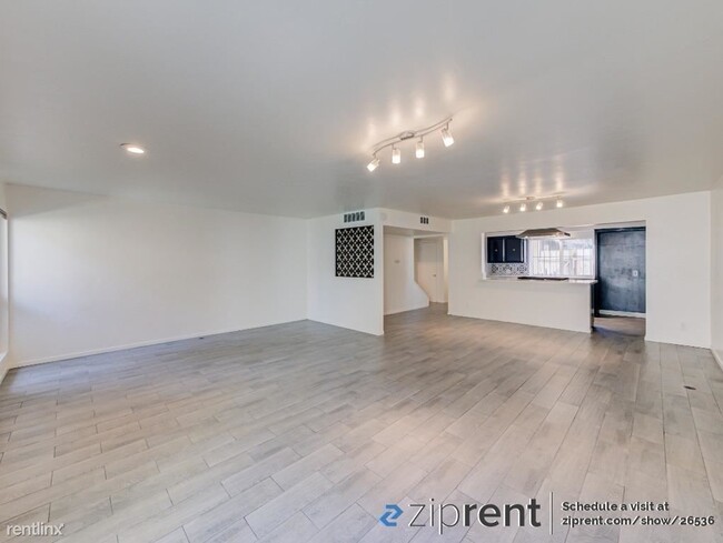 Building Photo - 3 br, 2.5 bath Townhome - 5301 Demaret Ave...