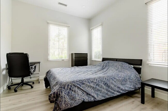 Building Photo - 86 Bountiful