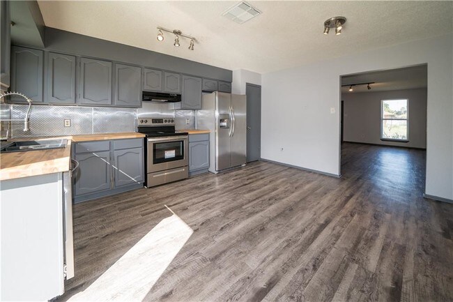 Building Photo - 2813 Panay Dr