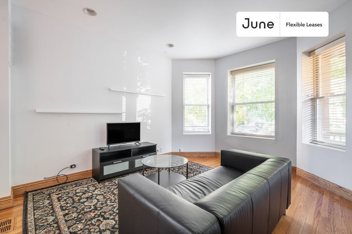 Foto principal - 3020 N Sawyer Ave