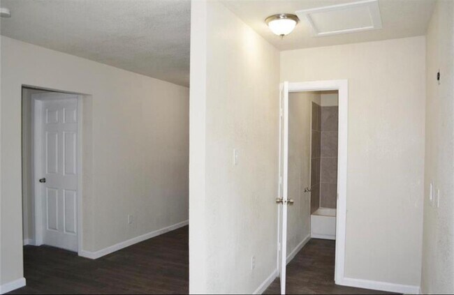 Foto del edificio - 7913 Woodlyn Rd