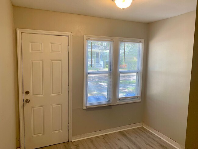 Foto del edificio - 2 BED 1  BATH DUPLEX MINUTES FROM DOWNTOWN ST PETERSBURG!