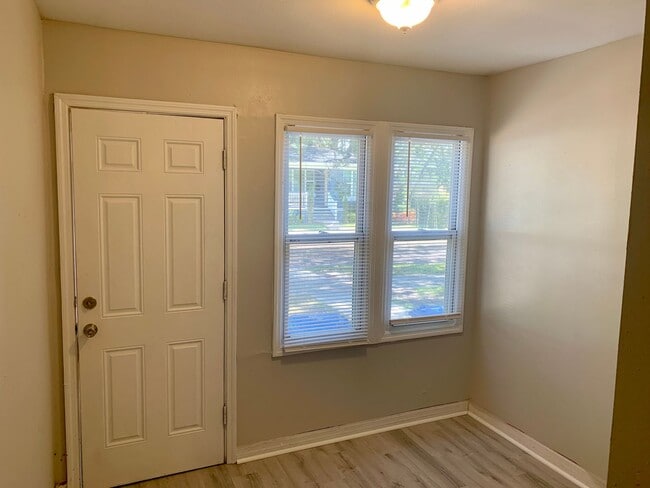 Building Photo - RENOVATED 2 BED 1  BATH DUPLEX MINUTES FRO...