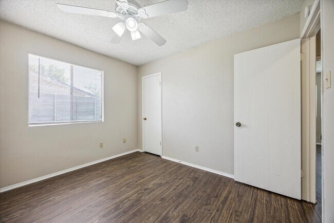 Building Photo - 11104 Applewood Dr