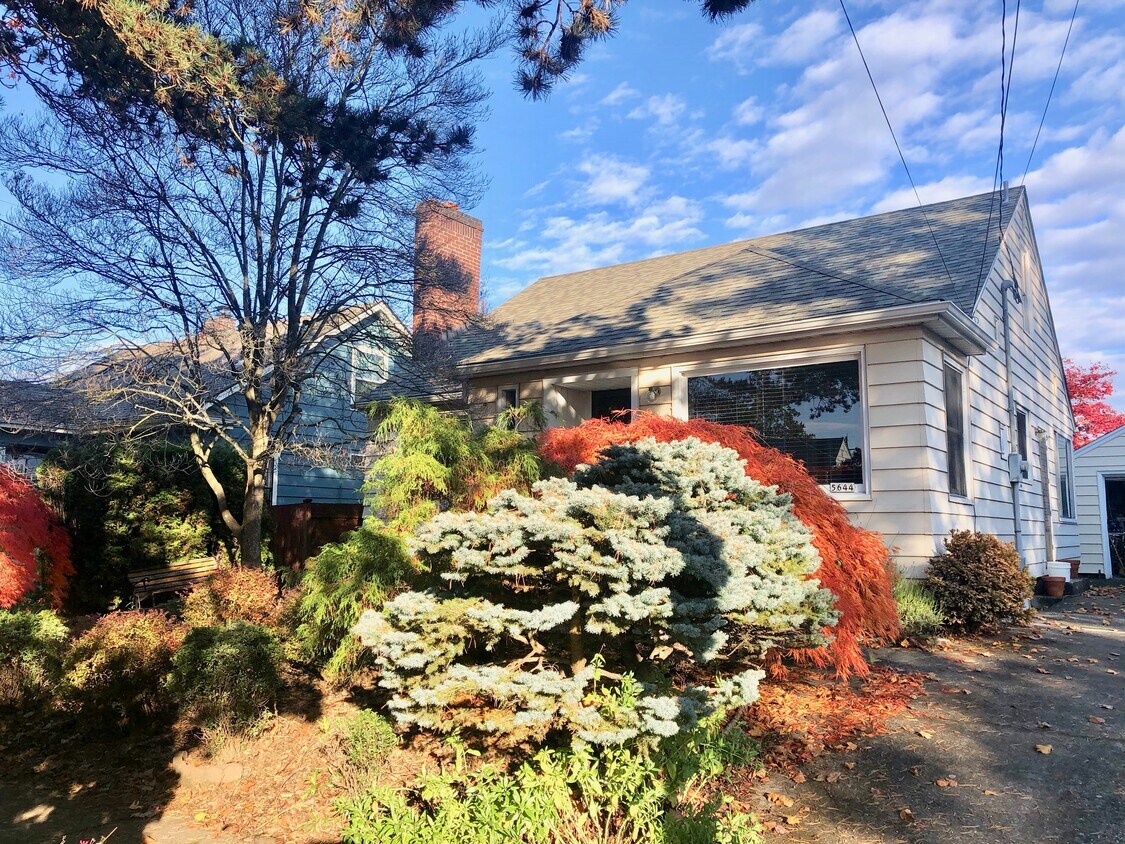 Midcentury cottage with Japanese garden - 5644 N Boston Ave
