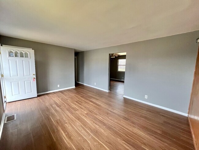 Foto del edificio - Spacious Brick Ranch with Finished Basement