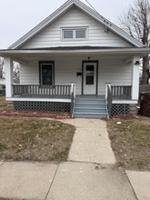 Building Photo - 846 Roscoe Ave