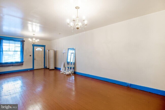 Building Photo - 321 W 7th St