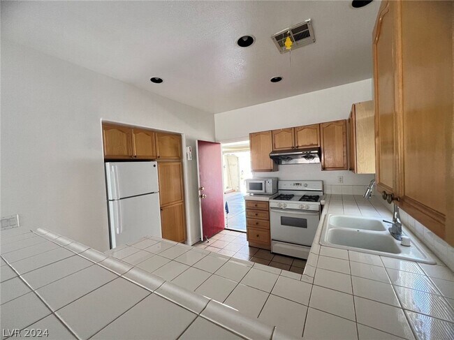 Building Photo - 8448 Clear Ave