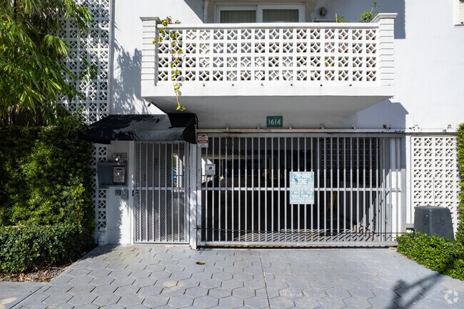 Entrada - Twin Towers Condo