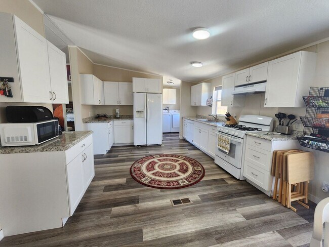 Building Photo - Fully Furnished 3 Bedroom Home In Chocolat...