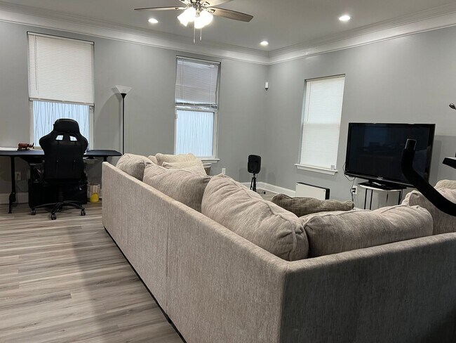Building Photo - Fully furnished 3 Bedrooms Single Family H...